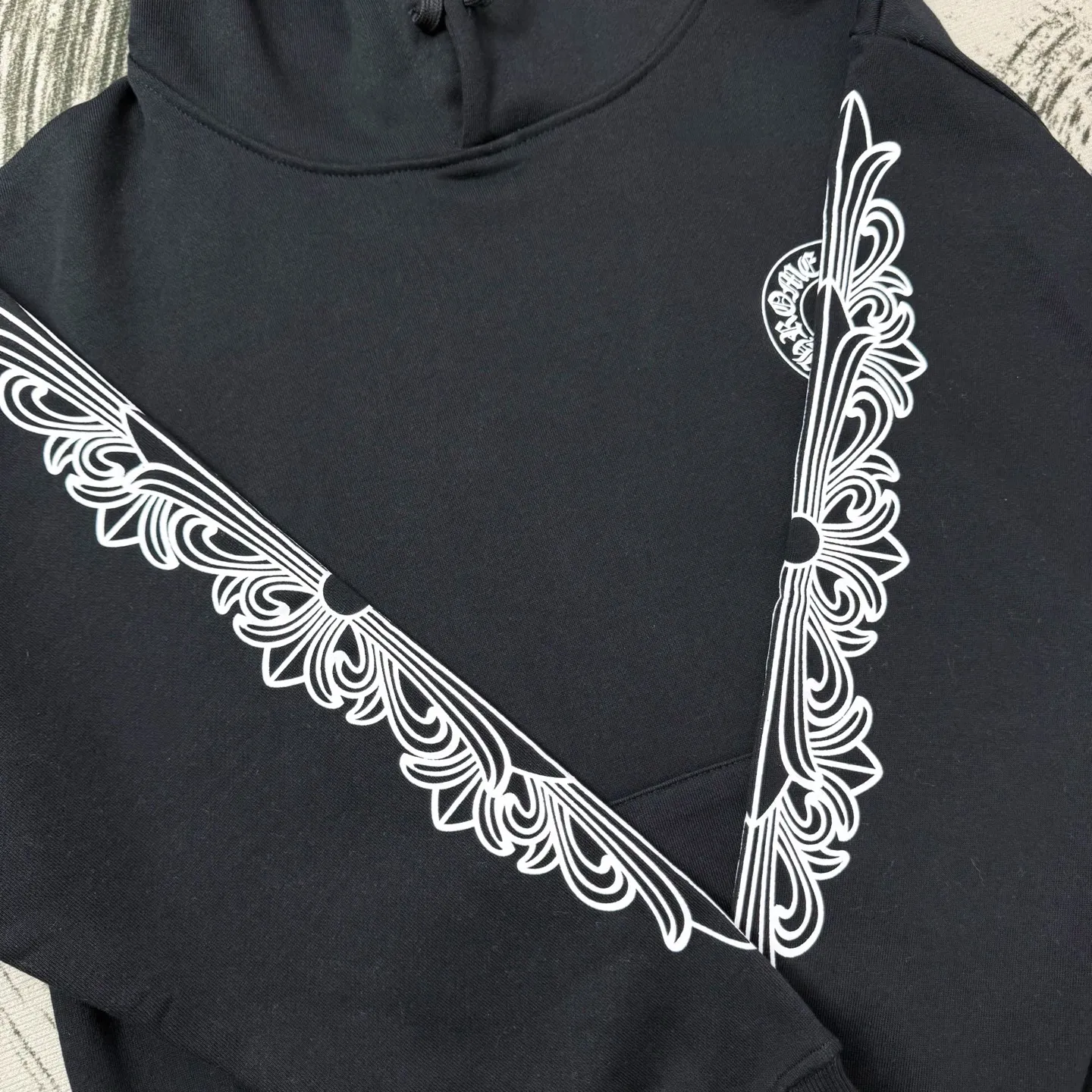 P260 Chrome Hearts Miami Limited Horseshoe Hooded Sweatshirt, the same model as ChromeHearts counters. Made of 430g double-ply double-yarn pure cotton terry fabric. Original customization. Details are restored in place. Very textured on the handle. Three-dimensional and atmospheric. Versatile and easy to wear in autumn. Simple and elegant. Adopting os version. The upper body effect is very good. Suitable for all body types. Soft and comfortable. CH letter offset printing on the front and horseshoe Sanskrit offset printing on the back. Small markings on the hem. Resistant to machine washability. Does not fade. No deformation, complete accessories, original mold opening, perfect restoration of zp 2:1, same style for men and women, versatile and not picky, size s m l xl color black